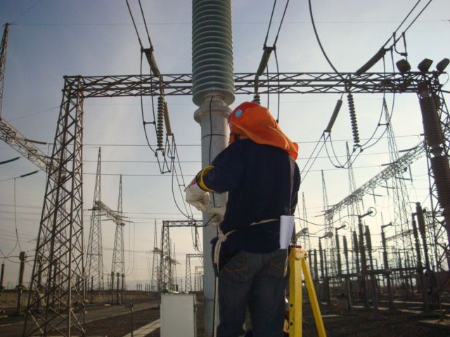 Técnico de Rayenco instalando sensor de corriente de fuga en subestación
