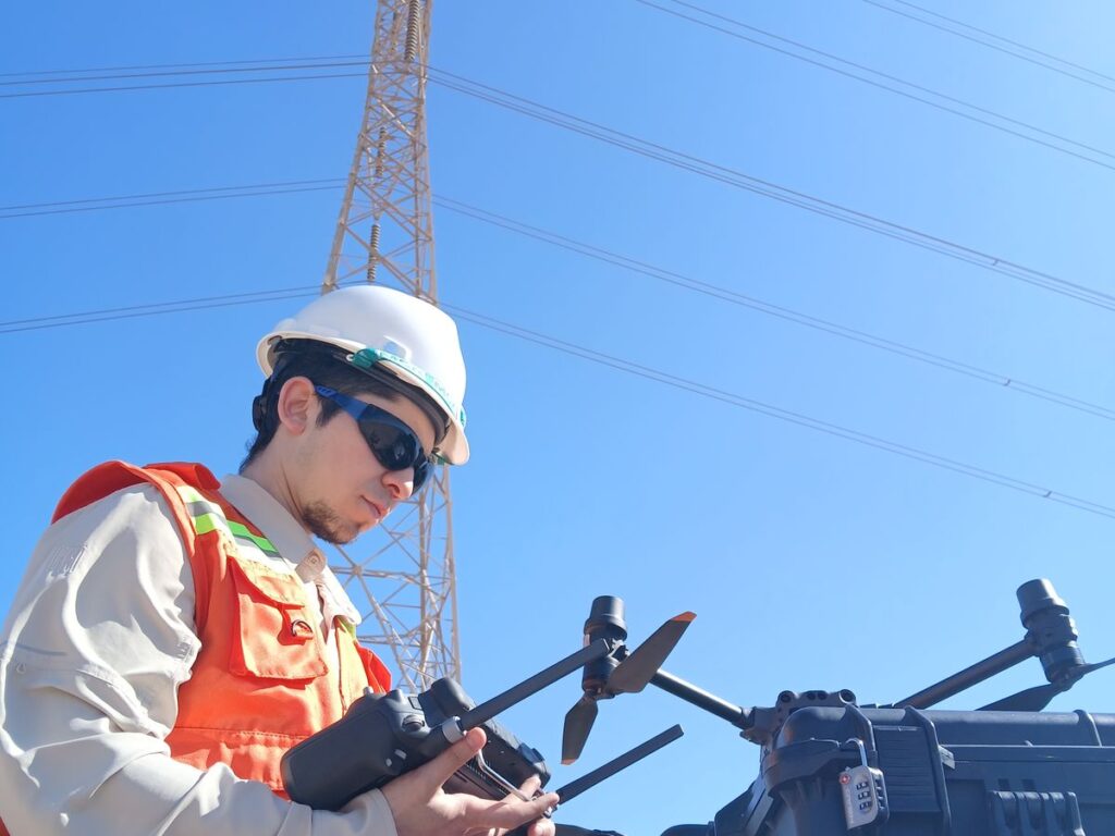 Piloto de Rayenco preparando dron para inspección termográfica de línea AT