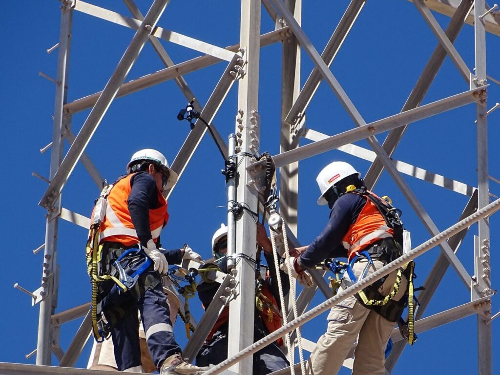Equipo de Rayenco instalando instrumentación en torre de transmisión